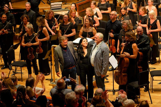 Rob Van Weelde (right) together with arranger Roeland Jacobs and conductor Alexandra Arrieche receive the thunderous applause of the Liverpool audience. © IF